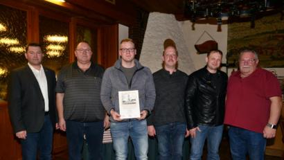 Bild: bey
Andreas Hösl (mit Urkunde) gelang beim Landes- und Bundesschießen ein seltenes Schießergebnis: Er schoss 200 von 200 möglichen Ringen. Bernhard Einweg (Vierter von links) setze sich beim Landesschießen auf Platz 8, Karlheinz Schönberger (Zweiter von rechts) erreichte Platz 7. Dazu gratulieren Bürgermeister Rainer Rewitzer, Vorsitzender Josef Schreml (von links) und Kreisvorsitzender Richard Berger (rechts).