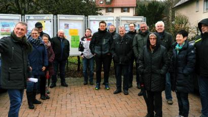 Bild: gfr
"Dort drüben entsteht unser neuer Dorfplatz, unser Mittelpunkt des Ortes und nun können wir ausschreiben, denn das ALE hat unsere, mit den Bürgern abgestimmten Pläne genehmigt", sagte Hermann Böhm (links) beim Bürgergespräch in Poppenricht.