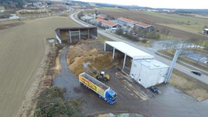 Bild: dob
Die Lager im Hackschnitzelheizwerk der Naturenergie sind gut gefüllt. Es ist nicht ganz einfach, das Material in Zeiten des Überschusses an Brennholz abzusetzen. Noch dazu, wenn von einigen Waldbauern die Lieferbedingungen zur Qualität des Materials nicht eingehalten werden.