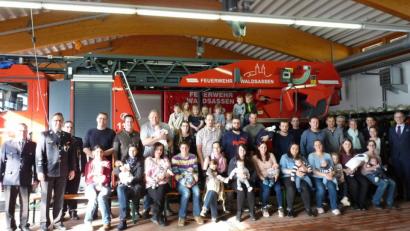 Bild: flm
Beim Neugeborenenempfang der Stadt erhielten die Familien ein Lätzchen mit dem Wappen der Stadt Waldsassen, ein Löschspray sowie Müllsäcke, die die Müllprobleme zuhause lösen sollen. Bürgermeister Bernd Sommer (rechts) gratulierte allen Eltern zusammen mit den Kommandanten der Ortsteilwehren und dem Vorsitzendenm der Feuerwehr Waldsassen, Dr. Wolfgang Fortelny. (links).