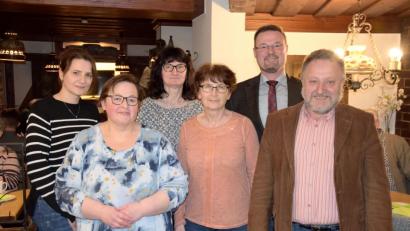Bild: bö
Der neu gewählte Vorstand des Gartenbauvereins Mendorferbuch kümmert sich in den nächsten vier Jahren nicht nur um den Blumenschmuck daheim, sondern auch um die öffentlichen Anlagen im Dorf (von links): Sonja Scharl, Gabriele Hartmann, Brigitte Weber, Edeltraud Seitz und Vorsitzender Johann Seitz. Darüber freut sich auch Bürgermeister Florian Junkes (Zweiter von rechts).