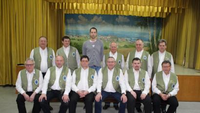 Bild: rdh
Der OWV-Vorstand (hinten von links): Beisitzer Michael Heldwein sen. und Wolfgang Gleißner, Fotowart Holger Wolfrum, Markierungswart Bernhard Schwamberger, Bankwart Klaus Keim, Wanderwart Willibald Sladky sowie (vorne von links) Vogelwart Hubert Schwamberger, Kassier Josef Hecht, 2. Vorsitzender Alois Sladky, Vorsitzender Bernd Schwamberger, Schriftführer Andreas Schwamberger, Beisitzer Norbert Falk.

(von links sitzend) Vogelwart Hubert Schwamberger, Kassier Josef Hecht, 2. Vorsitzender Alois Sladky, 1. Vorsitzender Bernd Schwamberger, Schriftführer Andreas Schwamberger, Beisitzer Norbert Falk

(nicht im Bild Erhard Franz und Willibald Schwägerl)