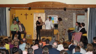 Bild: Dobmeier
Mit einem unerwarteten Ergebnis endet die wissenschaftliche Altersbestimmung des „Holz Rudi“ bei der Premiere der StodlAKTeure. Zu den weiteren Veranstaltungen sind noch Restkarten erhältlich.