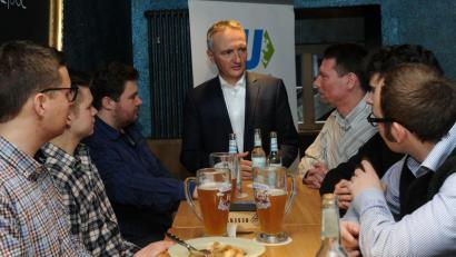 Bild: gf
Im Lokal Blaues Haus traf sich Landtagsabgeordneter Harald Schwartz (Mitte) mit der Jungen Union aus Amberg – allen voran Kreisvorsitzende Tobias Neudecker (links neben Schwartz).