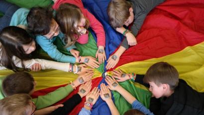 Bild: stn
Tattoos und Freundschaftsbänder sollen für die Teilnehmer des Kinderbibeltags die Verbundenheit mit Jesus zum Ausdruck bringen.
