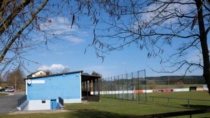 Bild: do
Südlich des Sportheimes (Bild) plant der FC Tremmersdorf/Speinshart den Bau einer knapp 100 Quadratmeter großen Lager- und Gerätehalle. Der Vorstand rechnet mit vielen Eigenleistungen und Spenden. Auch die Gemeinde lässt den Creußenclub nicht in Stich.