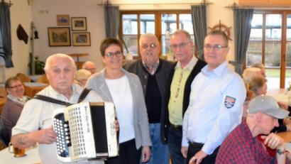 Bild: hcz
Die Vorsitzenden der Kameradschaften, Bernhard Czichon, Peter Ertl und Alfons Landgraf (von rechts), freuen sich, Musikant Hans Seebauer und SPD- Fraktionsbeirätin Anke Reiß in ihren Kreis aufnehmen zu können. Die "7er" zählen damit jetzt 255 Mitglieder.