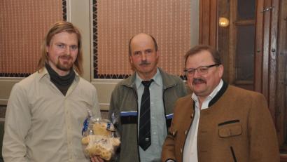 Bild: ws
Beim letzten Jahresbericht von Förster Günter Mayr (Mitte) war auch sein Nachfolger Stefan Gradl (links) dabei. Für den hatte Bürgermeister Alfred Stier einen „Begrüßungs-Bären“ dabei. Der war freilich auch als Präsent für den Nachwuchs gedacht, nachdem Gradl vor kurzen Vater wurde.