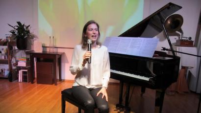 Bild: aks
Pianistin Anna Sutyagina versorgte das Publikum in der Kulturscheune Elbart auch mit vielen Hintergrund-Informationen zur Neuen Klassik.