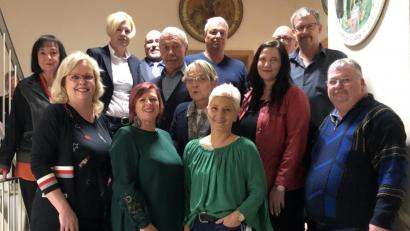 Bild: Kunz
Die neugewählte Vorstandschaft mit dem neuen Vorsitzenden Georg Duschinger (2.v.r). Einen Geschenkkorb bekam Gerhard Donhauser (6.v.l.).