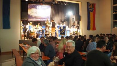 Bild: gz
Bestens unterhalten mit Musik wurden Debra Vickman und Neil Hoffman aus Kanada beim Starkbierfest in Eslarn.