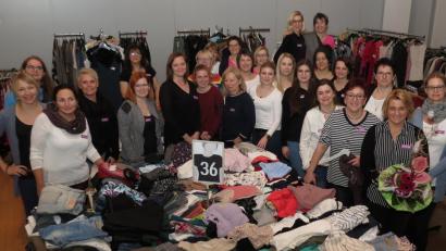 Bild: Dobmeier
Viele Helferinnen um Hauptorganisatorin Andrea Forster (rechts vorne mit Blumenstrauß) tragen auch in der 30. Auflage wieder zum Gelingen des Basars für Damenoberbekleidung in Rothenstadt bei.