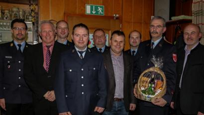 Bild: rw
Der neue Kommandant der Feuerwehr Naabdemenreuth heißt Johannes Uhl (Vierter von links). Als Stellvertreter steht ihm der bisherige Kommandant Stefan Gralla (Dritter von links) zur Seite stehen. Der bisherige Stellvertretende Kommandant Alfred Übelacker (Zweiter von rechts) zog sich nach 24 Jahren zurück. Dem neuen Team gratulieren Kreisbrandmeister Matthias Höning, Stadtrat Stefan Seitz, Kreisbrandinspektor, Martin List, Bürgermeister Karlheinz Budnik, Kreisbrandrat Marco Saller und Feuerwehrreferent Thomas Wilhelm.