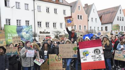 Bild: Petra Hartl
Rund 250 Schüler nehmen am Freitag bei der ersten "Fridays for Future"-Demonstration in Weiden statt.