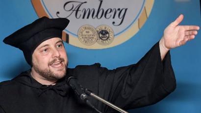 Bild: Wolfgang Steinbacher
Matthias Schöberl als Fastenprediger. 2018 trug er - passend zum Reformationsjubiläum - ein Lutherbarett.