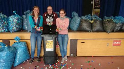Bild: Jugendzentrum Klärwerk/exb
Die wochenlange Plastikdeckel-Challenge ist entschieden: Der Sieg geht an die Mannschaft des Amberger Jugendzentrums Klärwerk.