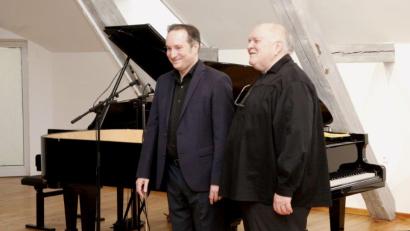Bild: Hirsch
Christian (links) und Kurt Seibert begeistern mit einem gemeinsamen Konzert beim Schwandorfer Klavierfrühling.