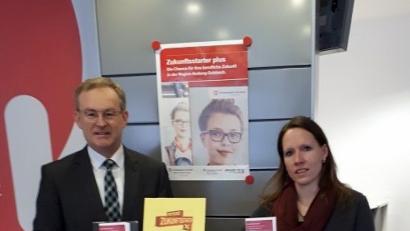 Bild: Agentur für Arbeit/exb
Sie stellen die Initiative Zukunftsstarter plus vor: Manfred Tröppl, Geschäftsstellenleiter der Agenturen für Arbeit Amberg und Sulzbach-Rosenberg, und Teamleiterin Stefanie Bauer.