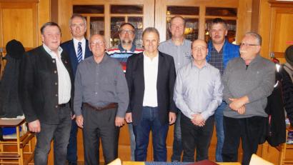 Bild: oe
Der CSU-Ortsverband Ammerthal setzt weiter auf seine bewährten Kräfte: Alter und neuer Vorsitzender ist Robert Weiß (vorne, Dritter von links). Kreisvorsitzender Harald Schwartz (hintere Reihe, Zweiter von links) gratuliert den Jubilaren Herbert Schleicher (vordere Reihe, Zweiter von links) und Gerhard Doerfler (rechts).