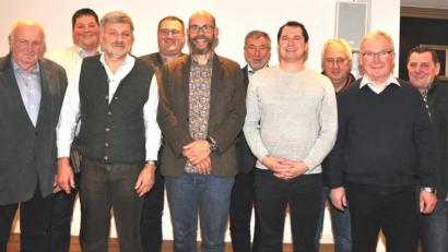 Bild: es
Bezirksvorsitzender Christian Benoist gratuliert Schriftführer Lothar Kroll, Vorsitzendem Wolfgang Nicklas, den Beisitzern Uli Maier und Hans Eckl (vorne, von links), Kassier Stefan Schlagenhaufer, zweitem Vorsitzenden Hans-Peter Wiesent (hinten, von links), den Beisitzern Josef Braun und Alois Köppl (hinten, von rechts). Zweiter Bürgermeister Hans-Peter Klünner (hinten, Mitte) leitet die Neuwahlen.