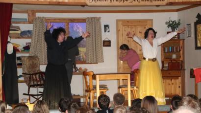 Bild: ral
Da müssen sie alles aufbieten, um das Wetterchaos zu beseitigen, das der Schneider Zwirn angerichtet hat - die Sonnen-Res und die Blitz-Burgl.