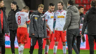 Bild: Armin Weigel/dpa
Andreas Geipl (Nummer 8) trauert nach Spielschluss seiner vergebenen Elfmeter-Chance immer noch nach. Die Regensburger verloren gegen die SpVgg Greuther Fürth mit 0:2.