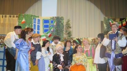 Bild: jzk
Prinz Pietro (Albert Dobmeier, vorne rechts) macht sich Notizen für seine Operette.