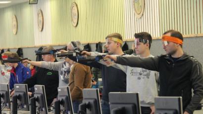 Bild: dl
Auf sportlicher Ebene spielen die Mitglieder des "Grenzland"-Gaus eine herausragende Rolle. Das Bild zeigt die sechs Schützen des Luftpistolen-Teams während des Präsidentenpokals im Landeszentrum in Pfreimd.