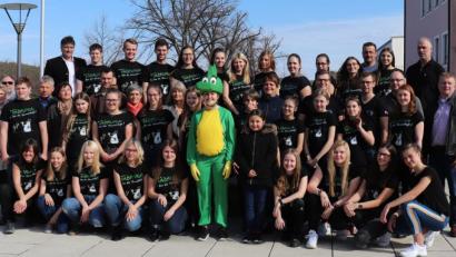 Bild: myd
Vertreter von örtlichen Unterstützern, Musicalteam und Bürgermeister Edgar Knobloch (oben, links) freuen sich auf das Musical "Tabaluga - Es lebe die Freundschaft".