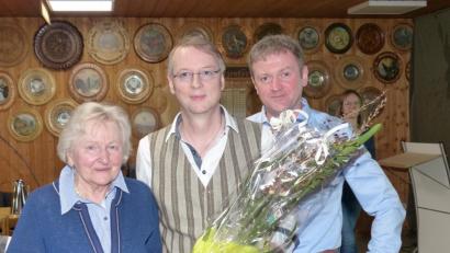 Bild: hme
Uschi Benner (von links) erhält von Siedlerchef Johannes Käs und Stellvertreter Bernhard Argauer Blumen als Dank für ihr Engagement um die Frauengruppe.