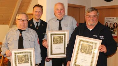 Bild: rpp
Auf ein bewegtes Leben im Dienste der Feuerwehr können die drei neuen Ehrenmitglieder zurückblicken. Gemeinsam bringen es Josef Dötsch (links), Erich Hagen und Reinhold Meyer auf 163 Jahre aktive Mitarbeit. Dies würdigt Vorsitzender Herbert Tretter (von rechts)