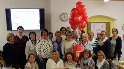 Bild: u
Wenige Tage vor dem 18. März, dem „Equal Pay Day“, nahm der Protest gegen die Lohnunterschiede zwischen Männern und Frauen breiten Raum ein beim Bezirkstag des Katholischen Frauenbundes, zu dem die Bezirksvorsitzende Margarete Hirsch (kniend, Zweite von rechts) eingeladen hatte. Den Impuls für die Diskussion gab die stellv. Bezirksvorsitzende Kerstin Aufschneider (kniend, Zweite von links.). Für die KDFB-Mitglieder ist die Ungerechtigkeit „zum in die Luft gehen“.