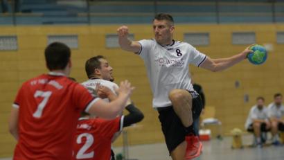 Bild: ham
Ioan Constantin Rosca (Nummer 8) bringt die HSG-Herren wieder in Schwung. Gleich spielt die ganze Mannschaft besser und siegte gegen den TV Altdorf klar.