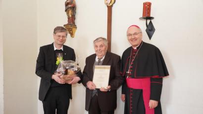 Bild: fvo
Pfarrer Norbert Götz (links) und Bischof Rudolf Voderholzer (rechts) danken Josef Müllner für sein langes Engagement im Kirchenchor Waldthurn.