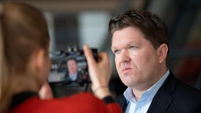 Bild: Bernd von Jutrczenka/dpa
Der SPD-Bundestagsabgeordnete Florian Post gibt vor Beginn der Sitzung der SPD-Fraktion im Deutschen Bundestag ein Interview.