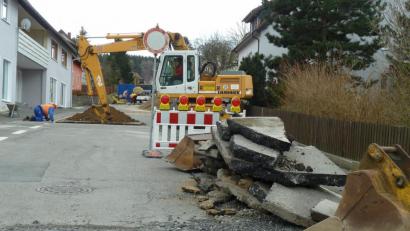 Bild: Portner
Zunächst sind die Bagger im Abschnitt zwischen Einmündung Bischofsweg (Bild) bis hoch zur Buchberger Straße im Einsatz.