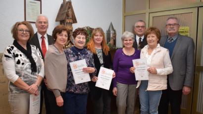 Bild: bnr
Der AWO-Ortsverein Pfreimd konnte langjährige Mitglieder auszeichnen. Dazu gratulierten Ehrenbürger Georg Pfannenstein (rechts), Bürgermeister Richard Tischler (Dritter von rechts), Vorsitzende Brigitte Meja (Vierte von rechts), Kreisvorsitzende Ulrike Roidl (Dritte von links) und Stellvertretender Landrat Arnold Kimmerl (Zweiter von links)..