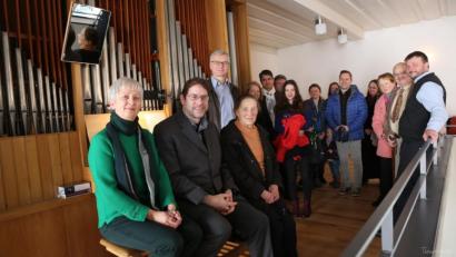 Bild: exb
Saniert und mit einem Gottesdienst wieder in Betrieb genommen wurde die Orgel auf der Empore der evangelischen Erlöserkirche. Die drei Organisten Margarita Wiegleb, Gerd Hennecke und Irmgard Schantz (sitzend, von links) überzeugten sich von der Güte der Arbeit, die Orgelbauer Rainer Kilbert (stehend, links) ausgeführt hat. Am Ende durften die Gottesdienstbesucher die Orgel besichtigen.
