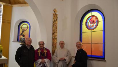 Bild: gi
Prälat Hermann Hierold und Pfarrer Josef Most segneten den neuen Kreuzweg (ein Teil zwischen den beiden Geistlichen) des Künstler Max Fischer (rechts). Darüber freute sich auch Kirchenpfleger Reinhold Baier (links) und bedankte sich im Namen der Bevölkerung.