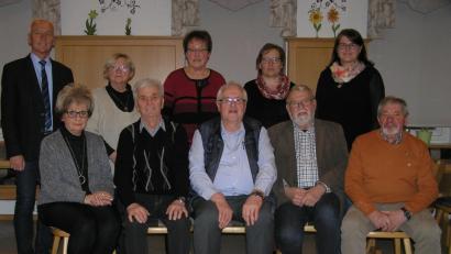 Bild: öt
Helga Schinner (sitzend von links) und ihr Stellvertreter Klaus Putzer führen den Fichtelgebirgsverein Neusorg. Unterstützt werden sie von Schriftführer Josef Schraml, Schatzmeister Karl Lenhard und Wanderwart Uli Anders. Bürgermeister Peter König (stehend von links) beglückwünschte sie sowie die Beisitzer Cordula Philipp, Elisabeth Christen, Irmgard Weiß und Elisabeth Rath. Es fehlt Wilhelm Schinner.