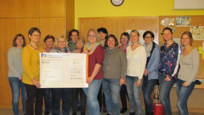 Bild: sei
Der Beerdigungschor der evangelischen Kirchengemeinde unter Leitung von Renate Buchfelder (2. v. links) spendete 200 Euro an den ökumenischen Singkreis der von Susanne Hausmann (7. v. links) geleitet wird. Der Singkreis würde sich über weitere Sängerinnen und Sänger freuen.