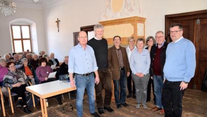 Bild: bö
"Wenn Ängste das Leben bestimmen" war die Auftaktveranstaltung der Vortragsreihe "Seelische Gesundheit im Alter" im Hammerschloss in Schmidmühlen. Referent war Dr. med Willy Müller (links) von der psychiatrischen Institutsambulanz und Tagesklinik in Amberg. Rechts Bürgermeister Peter Braun.