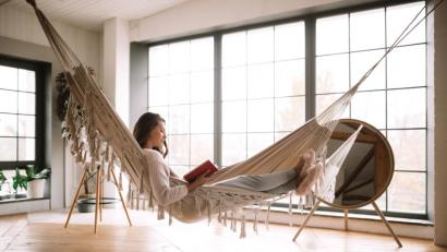 Bild:  Leika production – stock.adobe.com
Die Möbel, die wir aussuchen, wie wir uns einrichten und unsere Wohnung gestalten, trägt sehr viel zu unserem täglichen Glücksgefühl bei.