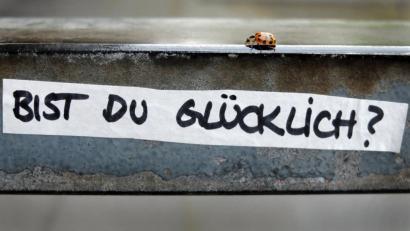 Bild: Martin Gerten/dpa
Jeder vierte Erwachsene in Deutschland ist nach eigenen Angaben unglücklich, aber immerhin bezeichnet sich eine große Mehrheit als glücklich.