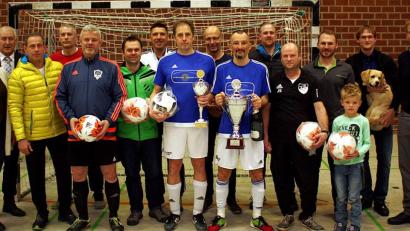 Bild: R. Kreuzer
Die SpVgg Schirmitz (vorne) erhält von Präsident Karlheinz Ach (rechts) den Wanderpokal sowie eine Trophäe für den Pokalschrank. Die Mannschaftsführer der Teams bekommen einen Ball.
