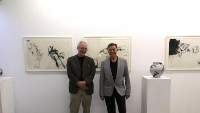 Bild: Kunstverein Weiden
Wolfgang Herzer und Georg Kleber vor dessen aktueller Ausstellung „Zeichnung und Keramik“.