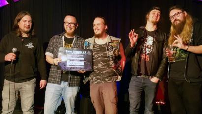 Bild: lst
„God’s Away On Business“, die Lokalmatadoren aus Schwandorf, setzen sich beim „Band Crusher“-Contest im „Salute“ durch, „Storm Crusher“-Vorsitzender Matthias Gmeiner (links) ehrt die Sieger.