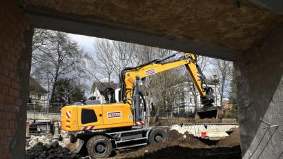 Bild: Hartl
Der Bagger ist das sichtbare Zeichen, dass am Pioniersteg etwas vorwärts geht.