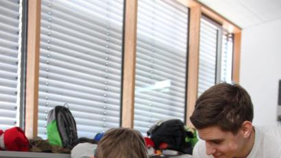 Bild: flm
Unter Anleitung der Schulsanitäter erlernten die 6. Klässler die Grundlagen der Ersten Hilfe.