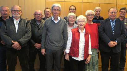 Bild: Hirsch
Die Mitglieder des Gartenbau- und Ortsverschönerungsvereins Fronberg wählten einen neuen Vorstand. Josef Zitzler (Zweiter von rechts) bleibt als Vorsitzender an der Spitze.